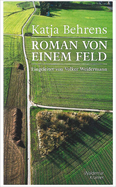 »Eine Nacht im März, irgendwo in Deutschland.« So beginnt Katja Behrens Roman von einem Feld. Erzählt wird vom Oberfeld in Darmstadt, im Osten der Stadt innerhalb der Stadtgrenzen gelegen. Das Feld ist im Laufe der Geschichte täglicher Arbeitsort der frondienstleistenden Bauern auf den Äckern, geplagt von Hungersnöten und der Pest, Zuflucht für vermeintliche Hexen, die sich in den Wäldern des Feldes verstecken, um ihrem Schicksal auf dem Scheiterhaufen zu entgehen, Rastplatz und Weg singender Söldnerheere während des Dreißigjährigen Kriegs, vorübergehendes Zuhause zweier Zirkusbären des Raubtierdompteurs Kid O’Hara, Entstehungsort der Villa Flotow, beliebter Versammlungsort nationalsozialistischer Jugendorganisationen, Zufluchtsort für die Bewohner nach der Brandnacht von 1944. Und heute: u. a. Naherholungsgebiet für Jogger, Fahrradfahrer, Spaziergänger. Mit diesen Ereignissen geht die Natur kontinuierlich ihren gewohnten Kreislauf der Begattung, der Geburt, des Lebens: zwei Weinbergschnecken treffen sich zum Liebestanz, eine Igelmutter schützt ihre Jungen vor den drohenden Schritten der Menschen, ein Krähenpaar auf Nahrungssuche. All diese unterschiedlichen Geschichten erzählt Katja Behrens.