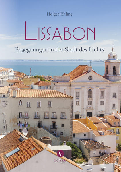 Nähert man sich der Stadt auf dem Seeweg, so offenbart sie dem Reisenden ihr unverwechselbares Traumgesicht, das, einmal gesehen, nie wieder vergessen werden kann. Aber egal auf welchem Weg man in Lissabon ankommt, ob zu Wasser, Land oder Luft, sobald der Fuß des Besuchers das charakteristische weiße Kalksteinpflaster berührt und das Auge von den künstlerischen Kacheln an den Fassaden der Häuser bezaubert wird, zieht die Lichtgestalt unter Europas Metropolen einen unweigerlich in ihren Bann. Lissabon hat natürlich auch dunklere Seiten: Alte Häuser erscheinen dem Betrachter meist romantisch, haben für den Bewohner oft jedoch weit weniger Charme. Trotzdem, für echte Lisboetas gibt es außerhalb von Lissabon nichts, zumindest nichts von Belang. Die Stadt ist ihnen die Welt an sich, für sie gibt es keine Konkurrenz: »Sieben Hügel? Die haben wir, und alle Wege führen zu uns.« Holger Ehling hat sich mit vielen Lisboetas getroffen und mit ihnen über ihr Leben und ihre Sicht auf die Stadt gesprochen. Unter anderem streifen wir mit José Antunes durch die Geschichte der Stadt, freuen uns mit Ricardo Cortiço über die Begeisterung für Azulejos, die schönen Kacheln, sinnieren mit Mario Pacheco über den Fado, mit João Raimundo über den Fußball, genießen das süße Gebäck von João Castanheira, besuchen die Livraria Bertrand, die älteste Buchhandlung der Welt und tauchen im Gespräch ein in die vielen anderen Facetten, die Lissabon so lebens- und liebenswert machen.