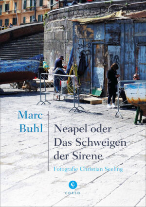 Er weiß nicht mehr, wie er zu diesem Baedeker aus dem Jahre 1911 gekommen ist, doch er beschließt, seinen Spuren zu folgen, selbst in das magische Neapel zu reisen und die Stadt zu entdecken. Marc Buhl kommt in kleinen Hotels, Pensionen oder WG-Zimmern unter, lässt sich Zeit, lässt sich treiben vom Gefühl und vom Tempo der Stadt. In seinen Notizbüchern sammelt er Eindrücke, Szenen, Schnappschüsse, hält er Gerüche, Assoziationen, Details, Verbindungen und Gefühle fest, um sie später wieder aufleben zu lassen und mit dem Leser zu teilen. Die Stadt beschert ihm außergewöhnliche Begegnungen mit Menschen, die ihm Geschichten erzählen über Neapel, über ihr Leben, über die Politik, und fasziniert ihn mit ihrem Entstehungsmythos um die Sirene Parthenope, deren tödlichem Gesang Odysseus entkommen konnte. So taucht er ein in die Geschichte der Stadt und das Leben ihrer Bewohner. Vergangenes und Gegenwärtiges verbinden sich ebenso wie Allgemeines und Persönliches, Reales und Fantastisches. Bei seinen Begegnungen mit und in Neapel begegnet Buhl sich auch immer wieder selbst. Das Vergangene bleibt stets gegenwärtig.