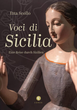 »Buch und Reise sind ein Wort. In einen Roman eintauchen, in eine Erzählung oder ein Gedicht, was heißt es anderes, als einen Koffer mit Vorstellungen und Gefühlen zu füllen, als würde man aufbrechen. Setzen wir zwischen Buch und Reise Sizilien, dann sind die Würfel gefallen.« Dario La Rosa So also kann Sizilien gelesen werden, Schritt für Schritt, in alle Richtungen, in all seinen Schichtungen und Widersprüchen. Sizilien, eine Einheit aus Geschichte und Mythologie, aus Kulturen und Kunst, Erzählungen und Gesang, aus verletzter Natur und unberührter, preisgegeben und zugleich voller Energie: »Hier ist erst der Schlüssel zu allem«, schrieb Goethe. Sizilien ist europäisch, afrikanisch und eurasisch, es verbindet beide Hemisphären: ein Ort der Aufnahme und des Auseinandergehens. Und in jeder Rückkehr liegt ein neuer Anfang. Voci di Sicilia »erzählt reisend« die Realität der Trinakría, des jahrtausendealten Siziliens mit dem stets lebendigen Ätna, der in den Eingeweiden der Insel schwelt, mit der Natur, die sich in ihrem Reichtum vor uns eröffnet, urzeitlich, archaisch, um uns nur kurz darauf mit einer Fülle menschengemachten Durcheinanders zu konfrontieren, mit Verwahrlosung und kontaminierten Landschaften. Und doch zeigt sich in Sizilien unentwegt das Wunder der Wiedergeburt, ist der Wille zur Erneuerung unbeirrt präsent. Land, Meer, Himmel, Feuer und noch so vieles mehr ist dieses Sizilien. Die größte Insel im Mittelmeer, geprägt von prähistorischen, griechischen, karthagischen, römisch-byzantinischen, arabischen, normannisch-angevinischen und bourbonischen Einflüssen, dabei zeitgenössisch und modern. Wie viele Leben, Reisen und Bücher wären wohl nötig, um Sizilien kennenzulernen? Wie es beschreiben, umreißen, definieren? Wir sammelten die unterschiedlichsten und widersprüchlichsten Informationen und Eindrücke und begegneten bemerkenswerten Menschen, die uns von ihrem Sizilien erzählten, von ihren Erfahrungen, von ihrer Sicht auf die Dinge. Eine Welt für sich in permanentem Werden, in permanenter Auflösung wie das Gewebe einer imaginären sizilianischen Penelope. Eine Insel aus tausend Liedern und Gesängen, die durch die Jahrhunderte hindurch im Schicksal Siziliens nachklingen. Daher ist Voci di Sicilia auch Stimme und Musik. Den roten Faden bilden die Lieder von Etta Scollo: Kompositionen traditioneller sizilianischer Musik, Vertonungen von Texten sizilianischer Dichter, durch die Jahrhunderte hindurch. Etta Scollo, deren sizilianischem Herzen, deren nicht nur künstlerischer Rückkehr nach Sizilien sich dieses Buch verdankt, ist es ein Anliegen, Literatur und Musik, gesellschaftliche Themen, politische Fragen und die vielfältigen kulturellen Einflüsse miteinander zu verbinden. In diesem Sinn lädt Voci di Sicilia dazu ein, den verschlungenen Pfaden der Trinakría zu folgen, der Vielfalt ihrer Erzählungen und ihrer Leben: Sizilien immer wieder neu zu schreiben, zu (be)singen und miteinander zu teilen.