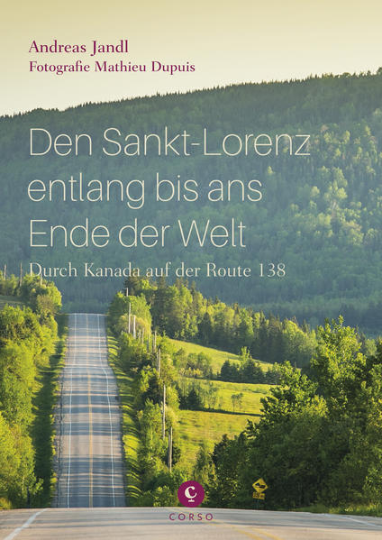 Nach einer Recherche zu den auffälligen Lücken in der kanadischen Route 138 begibt sich der Literaturübersetzer Andreas Jandl auf eine Reise von ihrem südlichen Ende an der kanadisch- amerikanischen Grenze bis zu ihrem nördlichen Ende im 150-Seelen-Fischerdorf Kegaska. Die Fahrt führt den Sankt-Lorenz-Strom entlang durch Ballungsräume wie die Metropole Montréal, durch Dörfer und dünn besiedeltes Gebiet, über die Trasse des historischen Königswegs, über Ausläufer des Kanadischen Schilds, ? Von den großen Städten Kanadas hinein in die Wildnis ? Mit eindrucksvollen Fotografien von National-Geographic- Fotograf Mathieu Dupuis ? Über eine geschichtsträchtige Strecke zu den Menschen an Kanadas Ostküste 1400 Kilometer durch Kanadas Weite und Wildnis durch den borealen Wald bis in die Tundra am Sankt-Lorenz-Golf. Die Natur wird vom Figuranten zunehmend zum Hauptdarsteller, das Dekor weitet sich und Wale, Gänse und der »rollende Kapelan« haben ihre Auftritte, bis nach 1400 Kilometern die Route 138 unvermittelt endet. Im Kontakt mit Ortsansässigen sowie anderen Reisenden ergründet Jandl die landschaftlichen, geschichtlichen, gesellschaftlichen und literarischen Besonderheiten unterschiedlicher Landstriche auf dem Weg ans Ende der Welt.