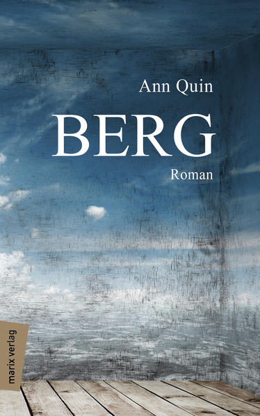 »Ein Mann namens Berg, der sich in Greb umbenannte, kam in eine Küstenstadt, mit der Absicht seinen Vater zu töten …« So beginnt Ann Quins verrückt-lustiger Debutroman mit düsteren Untertönen. Ein Erstlingswerk so »überragend und außergewöhnlich, dass man es nie wieder vergessen wird« (The Guardian). Haarwuchsmittel- und Perückenverkäufer Alistair Berg erfährt den Aufenthaltsort seines Vaters, der ihn und seine Mutter früh verlassen hat. Ohne seine Identität preiszugeben, mietet sich Berg in das kleine Hotelzimmer neben dem seines Vaters und dessen Geliebten ein. Dort beginnt er, den Mord an seinem Vater zu planen. Verführung und Gewalt folgen, doch nicht ganz so, wie Berg es beabsichtigt hat … Ann Quin lässt den Leser in die Psyche Bergs eintauchen und verwischt dabei Realität und Illusion.