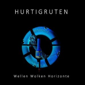 Mit dem Postschiff zum Nordkap. Es war eine sehr großzügige Einladung. Nur hatte ich nicht die Bohne Lust, ihr zu folgen. Denn das bedeutete in meinen Vorstellungen Kälte, Nässe, enge Räume, Ölgeruch, schlechtes Essen. Nein, das musste wirklich nicht sein. Aber ich biss in den sauren Apfel und ging auf Tour. Es wurde eine der schönsten und luxuriösesten Reisen meines Lebens: herrliche Speisen, endlose Ruhe, leere, weite Horizonte. Das Ganze wurde nur noch getoppt von den wunderbaren Lichtverhältnissen, dem tiefen Blau des Himmels, welches sich in Wolken und Meer wiederspiegelte, dem anhaltenden Licht des Tages, welches die Nacht verdrängte und im Funkeln der Wellen den von der Mitternachtssonne verdeckten Sternenhimmel glitzernd zu ersetzen versuchte. Ich griff zur Kamera und versuchte dieses beeindruckende Schauspiel festzuhalten.