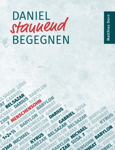 Das Essay „Daniel staunend begegnen“ will einen neuen, von den bisherigen Tradi-tionen möglichst losgelösten Zugang zum Verständnis des alttestamentlichen Danielbuches finden. Es will keine weitere Auslegung zum Verständnis, z.B. von Daniel 2 oder 7 oder 8 liefern, sondern voranschreitend neue Gedanken im Text auffinden, die über die bisherigen Identifikationsversuche gewisser Bilder und Zahlen hinausgehen. Entschieden wird deshalb gegen alle Auslegung Position bezogen, die einer begrifflichen Vorfestlegung des biblischen Textes entspringen. Insofern unter-scheidet sich das Essay von anderen Texten über das Buch Daniel. Es beginnt mit der Frage, ob wir in der Endzeit leben, eine Frage, die sich durch den ganzen Text zieht. Die Erörterungen zeigen, dass nicht nur spezifische politische, historische, militärische, ökonomische oder ökologische Ereignisse den Begriff Endzeit charakterisieren, sondern es auch und vor allem geistliche Entwicklungen sind, die die Endzeit bestimmen. Diese Entwicklungen, die der Prophet Daniel entwirft, zu erkennen und herauszuarbeiten ist das Ziel dieses Essays. Dem Essay liegt eine Auslegung „werkimmanenten Charakters“ zu Grunde, das heißt, es sollen die inhaltlichen und immanenten Bezüge des Textes aus ihm selbst aufgedeckt und untersucht werden. Daniel soll Daniel auslegen! Die strenge Bindung an die textliche Gestalt ist das oberste Prinzip aller werkimmanenten, interpretativen Annäherung. Intensives Lesen, Textstruktur und sprachliche Gestalt als Schlüssel zum Verständnis des Textes nutzen und vor allem das Fragende Verstehen mittels des hermeneutischen Zirkels sind, neben anderen, die wichtigsten Instrumente der werkimmanenten Interpretation. Gott hat im Traum des Nebukadnezar in Dn 2 den Verlauf der Weltgeschichte skizziert. Die zwischen Dn 2 und Dn 7-12 gestellten vier Kapitel liefern nun Inhalte, die zum Verständnis der Visionen von Dn 7-12 elementar sind. Die Auslegung in diesem Essay kann zeigen, dass die Beschreibung der Weltgeschichte des Traumes von Dn 2 mit Hilfe der theologischen Aussagen von Dn 3-6 in den danach folgenden Visionen ausgearbeitet und vielfältig erweitert wird.