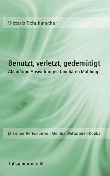 Anna und Viktoria, beide 1974 geboren, kennen sich seit der 1. Klasse. Während auf dem Gymnasium die Mitschüler wissen, dass es bei Anna zu Hause „mit dem Vater irgendwie schwierig“ ist, wird Viktoria häufig um ihre offenen und toleranten Eltern beneidet. Anna bricht den Kontakt zu ihren Eltern mit 19 Jahren ab, Viktoria mit 30. Kurz danach findet Viktoria heraus, dass ihr Vater sie jahrelang finanziell benutzt hat. Auf einmal entdeckt sie Parallelen zwischen ihrem und Annas Leben: ähnliche Situationen, gleiche Erziehungsansätze, die sie in eine gewünschte (und gefügige) Rolle als Tochter pressen sollten. Während Anna mit 19 in der Familie ihres Mannes endlich erfährt, was familiärer Rückhalt bedeutet, benötigt Viktoria acht Jahre nach Kontaktabbruch immer noch therapeutische Hilfe, da positive Entwicklungen in ihrem Leben sie nach wie vor ängstigen. Die beiden Frauen wollen aufklären: Familiäres Mobbing ist keine strenge Erziehung, es ist Gewalt! Nach außen nicht sichtbare Gewalt!