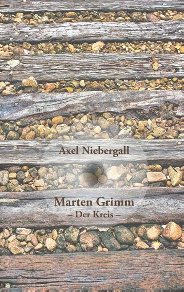 Er ist die entscheidende Waffe in einem Krieg der Dämonen. Er weiß es nur noch nicht. Der fünfzehnjährige Marten Grimm kehrt nach dem Tod seiner Schwester und Mutter in die Stadt zurück, in der er aufgewachsen ist. Er ist in sich gekehrt, wütend und verletzt, und er legt sich mit jedem an, den er trifft. Doch ein Geheimnis umgibt das Tech-Unternehmen, für das sein Vater arbeitet, und schreckliche Ereignisse werfen ihre Schatten voraus. Denn Kreaturen aus einer anderen Welt kämpfen ihr letztes Gefecht in einer Stadt, die ihr eigenes düsteres Geheimnis birgt, und Marten steckt mitten drin. Er ist auf die Hilfe alter und neuer Freunde angewiesen, um das gefährlichste Rätsel von allen zu lösen: sich selbst. Für alle Fans von Ben Aaronovitch und Neil Gaiman: In einer ungewöhnlichen Mischung aus Urban Fantasy und klassischem Horror kämpft Marten mit unglaublichen Kreaturen und den Geheimnissen einer Stadt, um alles zu retten, was ihm geblieben ist.