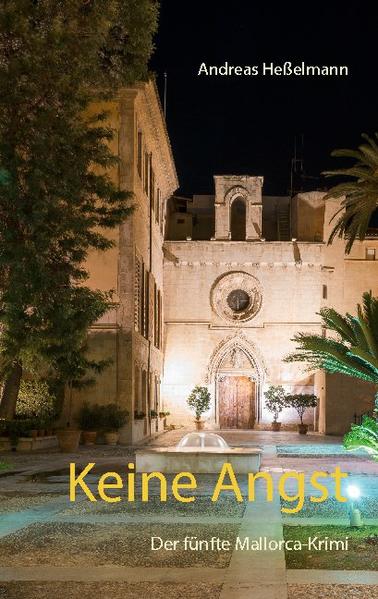 "Keine Angst" ist die nahtlose Fortsetzung des Vorgängerbands "Keine Zukunft - Der vierte Mallorca-Krimi". Alles scheint durcheinandergeraten zu sein. Das Privatleben von Inspector Sanchez Olivero, sein letzter Fall Más Mallorca und der nur anfänglich einfach erscheinende Fall von Raubüberfällen in Discos. Erst als nach einem Sturm an der nördlichen Steilküste Mallorcas eine Leiche gefunden wird, fügt sich alles langsam zusammen. Am Ende muss Sanchez Olivero erkennen, dass manchmal das Ende eines Falls auch mit dem eigenen Schicksal verknüpft ist. Sein Leben bleibt spannend.