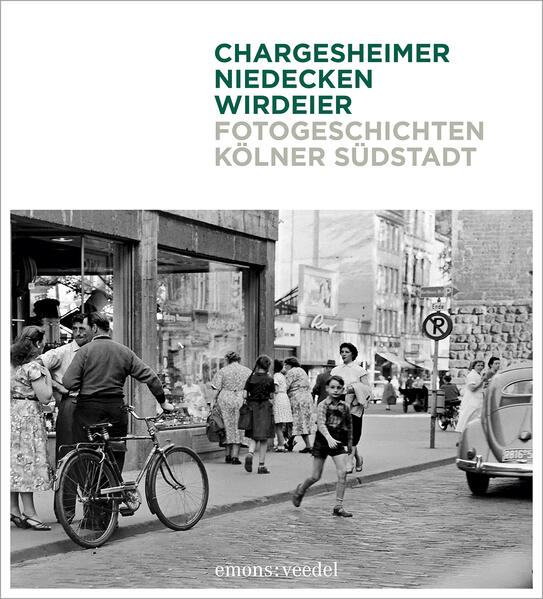 Wo die kölsche Seele wohnt – eine Zeitreise durch die Kölner Südstadt und ein wunderbarer Bild- und Textband über ein urkölsches Viertel! Der legendäre Fotograf Chargesheimer war ab 1955/1956 für mehrere Projekte häufig in der Kölner Severinstraße und den benachbarten Straßen mit seiner Kamera unterwegs, um das Alltagsleben festzuhalten. Seine Aufnahmen – viele davon noch nie veröffentlicht – sind Zeugnisse einer vergangenen Epoche der Nachkriegszeit und Belege einer einfühlsamen, den »kleinen Leuten« zugewandten Fotografie. Eusebius Wirdeier entdeckte den Schatz bei Recherchen im Rheinischen Bildarchiv und editierte ihn für dieses Buch. Wolfgang Niedecken, im Severinsviertel aufgewachsen, steuert private Bilder aus seinem Familienarchiv bei und erzählt über seine Kindheit zwischen Vringspooz und Nächelsjass. Fotografien, die Eusebius Wirdeier zwischen 2019 und 2023 in der Kölner Südstadt aufnahm, führen in die Gegenwart. Der großformatige Schwarz-Weiß-Band erzählt die Geschichte eines Veedels im Herzen der Stadt. Der lesenswerte Text und die eindrucksvollen Bilder fügen sich zu einem wertvollen Stück lokaler Geschichtsschreibung zusammen. Der Band hält Erinnerungen lebendig, weckt Emotionen und macht Umbrüche und Wandel erkennbar. Fotogeschichten als Zeitreise – authentisch, lebendig, berührend.