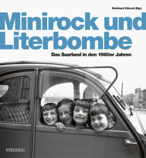 Ein spannendes Panorama des Saarlandes Der großformatige Band mit vielen unveröffentlichten Bildern renommierter Fotografen entwirft ein spannendes Panorama des Saarlandes, das nach den turbulenten 1950er Jahren in der Bundesrepublik heimisch wird. Die Fotografien erzählen von harter Arbeit in den Eisenwerken und den Gruben, aber auch vom Leben auf dem Land und in der Landwirtschaft. Sie werfen Schlaglichter auf die Krise im Bergbau und den Boom in der Stahlindustrie. Und sie erzählen von den Menschen, ihrer Verbundenheit mit der Heimat, der Kunst des »Savoir-Vivre« und der gelebten Nähe zu Frankreich. Die Bilderschau illustriert den gesellschaftlichen Wandel von einer klerikal geprägten zu einer weltoffenen, modernen Gesellschaft. Ein beeindruckender Fotoband über das Wachsen und Werden des Saarlandes zwischen Krise und Umstrukturierung, alten Wunden und neuen Wegen.