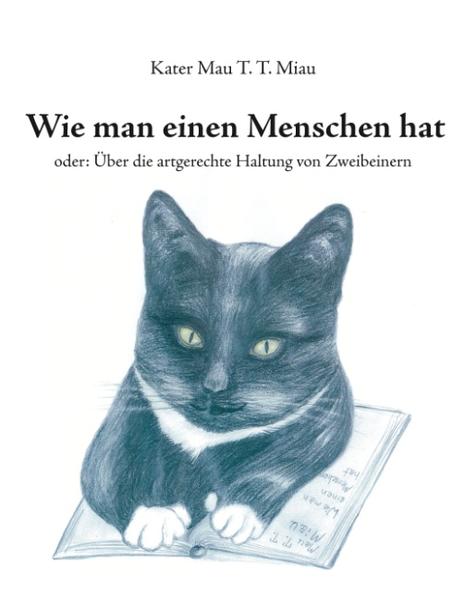 Dieses sensationelle Sachbuch über die kaum bekannten Hintergründe einer nachhaltigen Menschenerziehung durch das Volk der Hauskatzen sollte in keiner Bibliothek fehlen. Lüftet es doch den Schleier über Geheimnissen und Verfahren, mit deren Hilfe es den Samtpfoten seit Jahrtausenden gelingt, den hoffnungslos in seinen defekten "höheren Ideen" verlorenen Zweifuß vor dem Allerschlimmsten zu bewahren und ihn sanft aber gnadenlos seiner eigentlichen Bestimmung zu erhalten: der Hege und Pflege, der Bewunderung und Verehrung, der Verwöhnung und Verschmusung der Katzentiere so, wie es sich gehört! Nun sollte man nicht annehmen, diese Fähigkeiten würden den liebenswerten Fusselbacken, bei denen Mensch zu sein wir die Ehre haben, einfach so an die Pfötchen gegeben. Nein. Der Erwerb überlegenen kätzischen Wissens ist das Produkt einer konsequenten, jedoch von nachsichtigem Verständnis getragenen Erziehung der Katzenbabys und Welpen: Während der Traumzeit bei der Mama, dank der spielerischen Ausbildung in der Nestecke, mit Hilfe der pädagogischen Indoktrination in der Katzenschule und durch die ununterbrochene Weiterbildung im realen vierpfotigen Leben. Durch die eher mystisch veranlagte Siamesin und Lehrerin der Katzenschule erfährt Jungkater Mau von den geheimnisvollen Zeitreisen ins Allkätzische Vergangenheitskollektiv. Wir Leser dürfen vier davon miterleben: Zu den vier Katzen des bekannten Schriftstellers Erich Kästner, zum berühmten Kater Murr des von der Musikwelt gepriesenen E. T. A. Hoffmann, in die "Stadt auf dem Wasser", zu dem ziemlich hektisch veranlagten kätzischen Verehrerkränzchen eines notorisch alles falsch machenden Menschen- Superkaters namens Giacomo Girolamo Casanova und zu einem gewissen Katzenopa Jacob auf der Insel Murano bei Venedig, der Casanovas tragisches Geheimnis kennt. Das scheint alles reichlich konspirativ zu klingen. Womit auch klar wird, für wen Kater Mau als Diplomat und Vermittler das Portal dieser Lektüre geöffnet hat: ausschließlich für uns Katzenversteher!