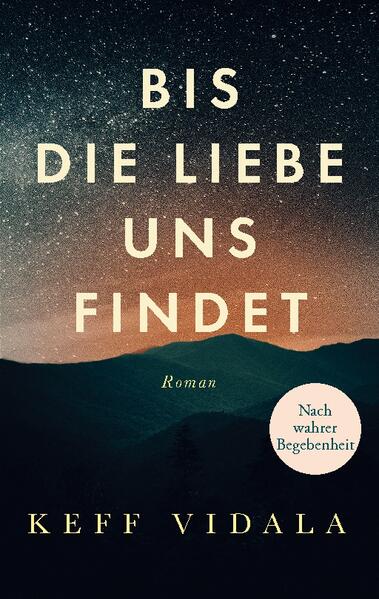 Wer wären wir, wenn wir unsere Masken fallen ließen? Keff und Aaliyah könnten unterschiedlicher nicht sein. Sie ist der Star ihrer Mädchenclique, bewundert für ihre Intelligenz und Schönheit. Er hingegen ist ein komischer Außenseiter, gemieden von den anderen Schülern. Doch hinter Keffs unscheinbarer Fassade verbirgt sich ein außergewöhnliches Talent, das Aaliyahs Aufmerksamkeit erregt und eine unerwartete Verbindung zwischen ihnen knüpft. Während sie sich kennenlernen, beginnen Mauern zu bröckeln, und es entfaltet sich eine zarte Liebe, die ihr beider Leben zu verändern droht. Doch unter Aaliyahs scheinbar makelloser Oberfläche lauert ein Geheimnis, so düster und tief, dass es ihre neu entdeckte Welt zu erschüttern droht. Bis die Liebe uns findet ist nicht nur eine Liebesgeschichte, die auf wahren Begebenheiten beruht