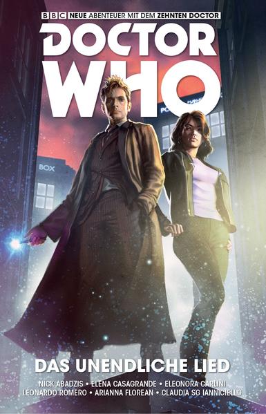 START DER ZWEITEN COMIC- STAFFEL MIT DEM ZEHNTEN DOCTOR! Doctor Who: Er ist viele Hundert Jahre alt, wechselt ab und zu den Körper und ist der Titelheld von Großbritanniens beliebtester Science- Fiction- Serie. Sein Raumschiff, die TARDIS, sieht aus wie eine blaue Telefonzelle, ist innen jedoch wesentlich größer als außen. Mit ihr reist der Doctor durch Raum und Zeit, auf der Suche nach Abenteuern und den Wundern des Universums. Und da es keinen Spaß macht, die allein zu entdecken, lädt der Timelord vom Planeten Gallifrey immer wieder Menschen ein, ihn auf seinen Reisen zu begleiten. Die zweite Comic- Staffel mit Abenteuern des Zehnten Doctors beginnt mit einem Paukenschlag! Der Doctor und seine Begleiterin Gabby Gonzalez müssen einen Fall von bösartiger Beeinflussung der Gefühle durch Musik aufklären, zwischendurch sorgt Teilzeitbegleiterin und Gabbys beste Freundin Cindy Wu für Chaos in der TARDIS und schließlich geht es zurück zu den Ursprüngen der Menschheit, zu dem epochalen Moment, in dem Neandertaler und Cro- Magnon- Menschen aufeinandertreffen. Die neuen Abenteuer sind so grenzenlos wie die darin lauernden Gefahren!