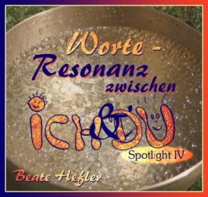 Spotlight IV ist der vierte Band der Spotlightserie. Worauf wir unseren Spot, also unser Licht werfen, dahin fällt unser Fokus. Spotlight IV beleuchtet Buchstabenansammlungen, auch genannt Worte. Jedes Wort schwingt einzigartig und wir schicken diese Schwingung hinaus in die Welt, in dem wir sie schreiben oder sagen. Viel Freude mit der Lautmalerei, der gewählten Worte in Spotlight IV.