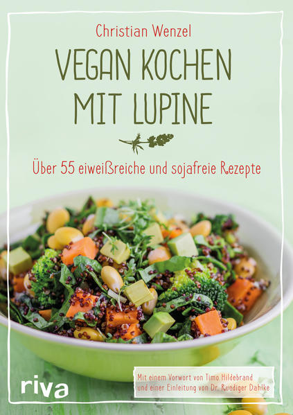 Die Süßlupine ist die ideale Alternative zu Soja. Sie ist ein natürliches und hochwertiges Lebensmittel, das in unserer Region gedeiht und somit einen günstigen ökologischen Fußabdruck aufweist. Ihr Gehalt von über 35 Prozent an hochwertigem Eiweiß mit allen essenziellen Aminosäuren sowie ungesättigten Fettsäuren, Ballaststoffen und den Mineralstoffen Kalzium, Eisen und Magnesium macht sie zum perfekten Nahrungsmittel für gesundheits- und figurbewusste Menschen. Außerdem ist die Lupine optimal für eine Detoxkur geeignet. Sie wirkt basisch und unterstützt somit die natürlichen Reinigungsfunktionen im Körper. Christian Wenzel, Inhaber des veganen Fitnessmagazins Vegan-Freeletics, erklärt in diesem farbig bebilderten Kochbuch die vielen Vorteile der Lupine und zeigt, wie man die eiweißreiche Pflanze in seine Ernährung aufnehmen kann. Die einfachen, leckeren und schnellen Rezepte verzichten auf industriell verarbeitete Lebensmittel, Weizen, Zucker und chemische Zusatzstoffe. Sie sind gluten-, laktose- und cholesterinfrei und 100 Prozent pflanzlich. Aufgrund ihres niedrigen Kohlenhydrat- und hohen Proteinanteils eignen sich viele der sättigenden Mahlzeiten auch zum Abnehmen und für die Low-Carb-Ernährung. Die große Vielfalt der Gerichte, die zum größten Teil in 20 Minuten zubereitet sind, hält für jeden Geschmack etwas bereit: deftige Lupinenschnitzel, Omelett und erfrischende Suppen, leckeres Lupinenbrot, Müslis, Riegel und Muffins, süßes Mousse au Chocolat, Shakes und Smoothies. Zusätzlich bietet das Buch interessantes Hintergrundwissen über die Lupine, die verschiedenen Produktformen von Lupinenmehl über Schrot und Flocken bis zum Proteinpulver, Zubereitungsarten und Bezugsmöglichkeiten. Zum Einstieg in die Ernährung mit Lupine erhalten Buchkäufer außerdem einen kostenfreien 7-Tage-Plan inklusive Einkaufsliste zum Herunterladen. So wird dir gesunde Ernährung in Zukunft noch leichter fallen! -Über 55 abwechslungsreiche vegane Rezepte mit Lupine: Lass dich inspirieren und überrasch deine Familie immer wieder neu -Clean Eating: Gesunde Gerichte, schnell und einfach zubereitet -Abnehmen: Große Vielfalt an Low-Carb-Rezepten mit hohem Eiweißanteil -Leicht nachzukochende Rezepte für den täglichen Bedarf, halten lange satt -Glutenfrei, laktosefrei und sojafrei, aber 100 Prozent Genuss