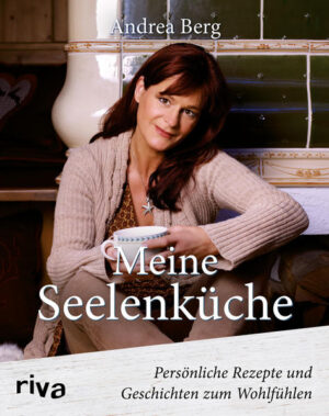 Andrea Berg hat ihr erstes Buch ganz ihrer Leidenschaft für das Kochen gewidmet. Dabei geht es nicht um bestimmte kulinarische Nischen, sondern um eine ganz erlesene Vielfalt von Gerichten und Geschmacksrichtungen. Und die serviert sie nicht nur ihren Gästen im eigenen Hotel Sonnenhof im schwäbischen Aspach, sondern verwöhnt damit auch schon seit langer Zeit sowohl ihre Familie als auch ihre Band auf Tournee. Die Bandbreite der Speisen reicht von Chili con Carne über die thailändische Tom ka Gai Suppe bis hin zu den Spezialitäten des Schwabenlandes wie deftigem Zwiebelrostbraten, Käsespätzle oder Kartoffelsalat. Auch Gerichte aus Andrea Bergs ganz persönlichem Fundus, wie Mamas Notfall-Hühnersuppe oder Opa Karls Käsekuchen, finden sich in dieser besonderen Rezeptauswahl wieder. All diese Gerichte hat Andrea Berg mit Liebe und dem Blick für das Besondere zusammengestellt. Sie sind Balsam für die Seele und sorgen für ein wohliges Gefühl von Genuss und Geborgenheit - sie sind Andrea Bergs Seelenküche. Angereichert mit privaten Anekdoten und persönlichen Zitaten wird dieses Buch zu einem ganz besonderen Schmuckstück für jede Küche.