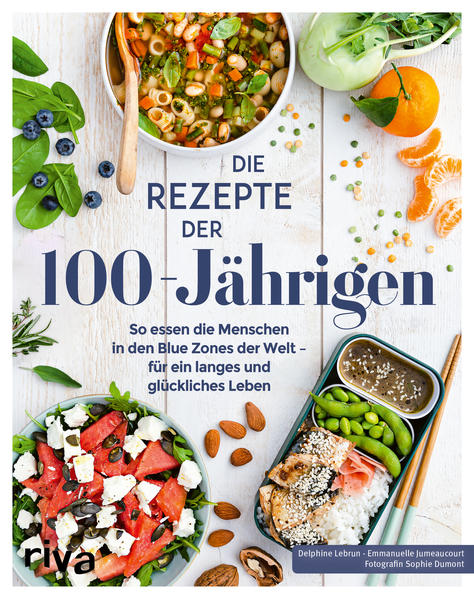 Was ist der Schlüssel für ein langes, glückliches und gesundes Leben? Hier gibt es die Antwort! In den sogenannten Blue Zones auf Sardinien, in Griechenland, Japan, Costa Rica und Kalifornien leben die Menschen besonders lange, und das lässt sich auf drei Hauptfaktoren zurückführen: eine abwechslungsreiche und möglichst natürliche Ernährung, körperliche Aktivität und stabile Bindungen. Dieses Kochbuch hilft dabei, diese Lebensweise zu übernehmen und in den Alltag zu übertragen - mit leckeren Gerichten aus den Regionen wie Miso-Suppe aus Japan, Moussaka aus Griechenland oder Nusskuchen aus den USA und wertvollen Ernährungstipps und Weisheiten der Hundertjährigen.