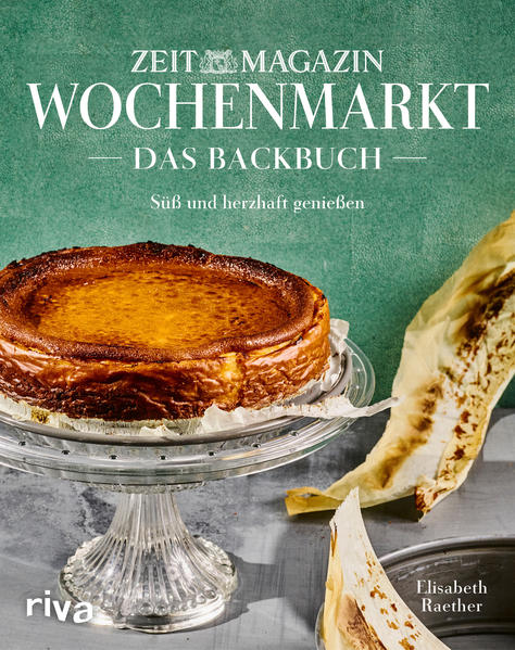 In ihrer beliebten Kochkolumne »Wochenmarkt« präsentiert Elisabeth Raether Woche für Woche im ZEITmagazin, was bei ihr auf den Tisch kommt: nicht nur Hauptgerichte, sondern auch süße und herzhafte Kuchen und Gebäck. Alle Rezepte sind einfach, leicht nachzubacken und arbeiten mit frischen, saisonalen Zutaten. Die Autorin geht pragmatisch ans Backen heran: Sie plädiert für simple Rührkuchen, serviert ihre Mirabellentarte schon mal als Abendessen und tritt dafür ein, Kuchenteig gelegentlich roh zu naschen. Das Backbuch präsentiert wunderbare Kuchen wie den baskischen Käsekuchen, Ausgefalleneres wie Clafoutis, Tartes oder Apfelkuchen aus der Pfanne, Kleinigkeiten wie weihnachtliche Schoko-Pistazien-Kekse und zudem eine feine Auswahl an Crumbles, aber auch einige herzhafte Backideen wie Walnuss-Karotten-Brot oder einen Cake mit Kräutern und Käse. Unterhaltsam erklärt Elisabeth Raether, dass in Frankreich selbst neunjährige Jungen schon Backprofis sind, warum auch Nichtveganer sich durchaus mal an den veganen Karottenkuchen wagen sollten und dass Birne und dunkle Schokolade so perfekt zueinander passen wie Romeo und Julia. Für die Autorin ist Kuchenbacken das Entspannteste, was man überhaupt tun kann. Denn auch wenn alles schrecklich scheint, vereinen sich Butter, Eier, Mehl und Zucker immer noch zu einem himmlischen Ganzen.