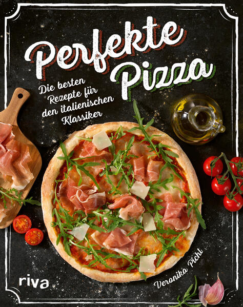 Alle lieben Pizza! Der italienische Klassiker ist eines der populärsten Gerichte überhaupt und das zu Recht. Knuspriger Pizzaboden, würzige Tomatensoße, zart schmelzender Käse und eine unendliche Auswahl an Belag und Toppings. Hier kommt garantiert jeder auf seine Kosten. Dieses Kochbuch erklärt Schritt für Schritt, wie die perfekte Pizza gelingt. Von der besten Mehlsorte über verschiedene Teigarten - mit Hefe, Hartweizengrieß oder für Pinsa - bis hin zu Tipps und Tricks für das ideale Backergebnis aus dem heimischen Ofen. Natürlich dürfen Rezepte für die traditionellen Favoriten wie Margherita, Calzone, Salami, Tonno oder Napoli nicht fehlen. Aber auch ausgefallenere Sorten mit Birne, Walnuss und Gorgonzola oder mit Lachs, Salsiccia oder Parmaschinken sowie mit Mascarpone und Fenchel kommen nicht zu kurz. Versuch dich doch auch mal an einer veganen Variante oder an einer Pizza mit hauchdünnen Kartoffelscheiben, Ricotta und Trüffelöl. Vielleicht entdeckst du hier deine neue Lieblingssorte. Viel Spaß beim Kneten, Belegen, Backen und Genießen!