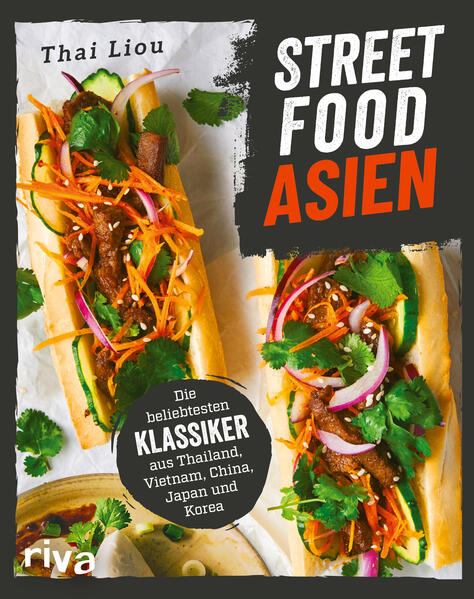 Die Vielfalt des asiatischen Streetfoods in einem Buch Bunte Nachtmärkte, belebte Straßen, zischende Grills und eine beeindruckende Palette an Aromen und Gewürzen: Dafür lieben viele die asiatischen Länder. Mit diesem Kochbuch kannst du ganz einfach regionale Streetfood-Spezialitäten der Asia-Küche zu Hause nachkochen. Leckere und authentische Rezepte wie koreanische Bibimbap, japanische Okonomiyaki oder thailändisches Pad Thai zaubert man im Handumdrehen auf den Teller. Dank zahlreicher Tipps und Tricks und einer Liste mit essenziellen Grundzutaten eignet sich dieses Rezeptbuch für Anfänger*innen ebenso wie für Fortgeschrittene. Egal ob Vegetarier*innen oder Fisch- und Fleischliebhaber*innen - hier ist für jeden Geschmack das Richtige dabei. Mit den beliebten Foodtrends beeindruckst du kinderleicht Familie und Freund*innen und hast dabei jede Menge Spaß. Mit diesem Buch holst du das Streetfood-Festival nach Hause!