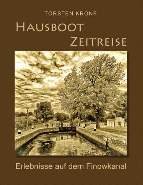 Der Transport von Gütern und Personen auf dem Wasser war bereits im Altertum der einfachste und komfortabelste Weg, Entfernungen zu überbrücken. Die Menschen siedelten bevorzugt an Flüssen oder bauten Kanäle, um Städte und Flusssysteme zu verbinden. In "Hausboot Zeitreise" werden Sie in die Anfänge der brandenburgisch-preußischen Industrialisierung zurückversetzt. Sie erfahren bei einer Bootstour auf dem Finowkanal, dass dieser bereits vor über 400 Jahren einen wesentlichen Anteil am Aufschwung des Landes und der Stadt Berlin hatte. Der Reisebericht führt Sie mit dem Boot auf der ältesten noch befahrbaren Wasserstraße in Deutschland zu den Denkmalen aus der Zeit der brandenburgischen Kurfürsten und preußischen Könige. Fühlen Sie sich wie der Schiffsführer eines Finowmaßkahns, wenn Sie als Skipper eines modernen Hausbootes die zwölf historischen und handbetriebenen Schleusen durchfahren, alte Fabrikgebäude passieren oder im Familiengarten Eberswalde Geschichte mit Spaß erkunden. Der Rückweg führt Sie über den Oder-Havel-Kanal mit dem Schiffshebewerk Niederfinow und einem Abstecher auf den Werbellinsee zurück zum Ausgangshafen Zehdenick. Mit zahlreichen Hausboot-Tipps sowie hochwertigen Farbfotos können Sie die Reise nacherleben und sind für einen eigenen Bootstörn durch diese einmalige Kulturlandschaft im nächsten Urlaub gut gerüstet.