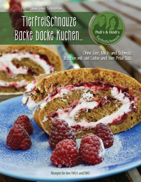 Veganes Backen hat mehrere Vorteile: Einer davon ist sicherlich, dass bedenkenlos vom Teig genascht werden darf. Mit diesem Backbuch aus der TierfreiSchnauze Reihe wollen wir zeigen, wie einfach es ist, ohne Eier, Milch und Butter lockere und leckere Kuchen und Torten zu backen. Auch andere Leckereien wie veganer "Eischnee"/Aquafaba bis Mandelquark lassen sich ganz leicht zaubern. Die Bandbreite reicht von Klassikern wie dem Weltklasse-Käsekuchen, Sachertorte, Windbeutel und Biskuitrolle bis hin zu Baklava und neu kreiertem wie Chia Mousse-Crossie Tarte, mit einer genialen Schoko-Mousse aus Chiasamen, oder Espresso-Mandelcreme Torte. Wir wollen zeigen, dass Backen mit 100% pflanzlichen Zutaten, ohne sojalastig zu sein, (k)ein Hexenwerk ist. Egal ob mit oder ohne TM, egal ob mit Rührgerät, Schneebesen oder anderen Küchenmaschinen, für tolle Überraschungen auf jeder Kuchentafel und Party ist gesorgt. Allen, die mit Liebe und ohne Tier backen wollen, zeigen wir mit dieser Sammlung von über 90 Rezepten mit Fotos und Tipps, wie veganes Backen gelingt. Zukünftig wird veganem Besuch oder euch selber kein Backwunsch mehr offen bleiben und dem süßen Genuss nichts mehr im Wege stehen. Petra Canan und Heidi Terpoorten