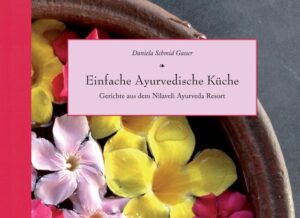 Vier Wochen Panchakarma und damit auch dreimal täglich in den Genuss der phantastischen Küche des Nilaveli Ayurveda Resorts zu kommen, bestätigte was der Volksmund sagt: "Essen macht glücklich!". Der Blick über Parameswaris Schulter, der Köchin des Resorts, zeigte zudem, dass Ayurvedisch kochen nicht immer aufwendig und kompliziert sein muss! Essen das glücklich macht und einfach zu kochen ist, das wollte ich unbedingt in meinen europäischen Alltag mitnehmen. Die Idee zu diesem Kochbuch war geboren.