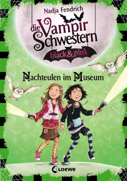 Das Buch ist bei deiner Buchhandlung vor Ort und bei vielen Online-Buchshops erhältlich! Juhu! Oma nimmt die Vampirschwestern mit auf einen nächtlichen Ausflug ins Museum! Doch was ist das plötzlich für ein Geräusch? Ist die Mumie etwa lebendig geworden? Und was hat es mit dem geheimnisvollen Jungen auf sich, der Daka und Silvania auf Schritt und Tritt verfolgt? Bis hoch in den Turm des alten Gebäudes, wo die Vampirschwestern eine echte Überraschung erwartet … Zwillinge wie Nacht & Abendrot! Die Vampirschwestern sind zurück! Neue und vampirisch spannende Abenteuer für alle Fans und Neueinsteiger! Die Vorgeschichte zur erfolgreichen Kinderbuchreihe mit lustigen Illustrationen in schwarz und pink für Mädchen ab 8 Jahren. Die Vampirschwestern black & pink sind bei Antolin gelistet.