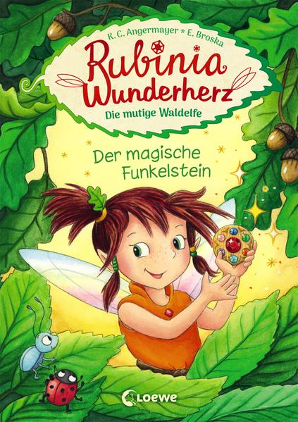 Das Buch ist bei deiner Buchhandlung vor Ort und bei vielen Online- Buchshops erhältlich! + Bücher, die Kinder gerne lesen wollen + Beliebte Themen: Magie und Natur + Ausgewogenes Text- Bild- Verhältnis + Große Schrift + Kurze Kapitel + Geeignet zum Vorlesen und ersten Selberlesen + Ideal zum Lesenlernen + Hochwertiges Hardcover + Mit vielen farbigen Illustrationen + Tief im Wald wohnt Rubinia Wunderherz. Sie ist eine ganz besondere Elfe. Mutig hilft sie allen Lebewesen und hört dabei immer auf ihr Herz. Rubinia freut sich auf ihren Zauberstab und ihre Aufgabe im Wald. Aber als einzige Elfe erhält sie nur ein Amulett mit einem roten Stein. Und sie soll für Harmonie sorgen Ha… was? Doch auf einmal herrscht Streit im Wald und der rote Stein funkelt auf. Rubinia spürt, dass nur sie helfen kann … Magisch, mutig, wunderbar! In der Buchreihe Rubinia Wunderherz, die mutige Waldelfe von Erfolgsautorin Karen Christine Angermayer dreht sich alles um eine kleine Waldelfe, die immer für ihre Freunde und alle Waldtiere, die Natur, Bäume, Pflanzen und Elfen im Wald da ist. Mit einem Hauch von Magie und viel Mut löst sie alle Probleme. Ein Buch mit vielen bunten Bildern von Elke Broska, das geeignet ist für Mädchen und Jungen zum ersten Lesen ab 7 Jahren und zum Vorlesen für Kinder ab 5 Jahren. Der Titel ist bei Antolin gelistet.