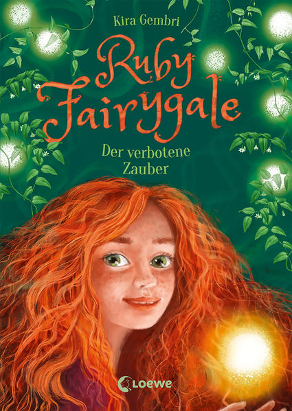 Das Buch ist bei deiner Buchhandlung vor Ort und bei vielen Online-Buchshops erhältlich! Ruby lebt auf einer windumtosten Insel. Dort kümmert sie sich um verletzte Tiere und magische Fabelwesen … Band 5 der magischen Fantasyreihe zum Eintauchen in eine andere Welt … Noah ist seit einigen Wochen auf einem Internat in Kalifornien und Ruby vermisst ihn sehr. Außerdem macht sie sich Sorgen um ihn: Warum meldet er sich nie und antwortet auch auf keine ihrer E-Mails? Ob ihm etwas zugestoßen ist? Ruby muss unbedingt zu ihm! Zusammen mit Felicity schmiedet sie einen Plan - doch dazu gehört ein streng verbotener Zauber aus der Feenwelt. Im fünften Band dieser fabelhaften Kinderbuchreihe wartet ein neues Abenteuer auf Ruby und ihre Freund*innen. Voller Fantasie und untermalt von stimmungsvollen Illustrationen erzählt Bestsellerautorin Kira Gembri die Fortsetzung der Geschichte für Kinder ab 10 Jahren. Dieser Titel ist auf Antolin gelistet.