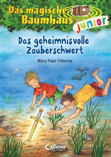 Das Buch ist bei deiner Buchhandlung vor Ort und bei vielen Online- Buchshops erhältlich! Philipp und Anne reisen mit dem magischen Baumhaus an die Sturmküstenbucht, denn sie haben einen Auftrag: Bis Sonnenuntergang müssen sie das geheimnisvolle Zauberschwert finden, das auf dem Meeresgrund versteckt ist und von einer großen Seeschlange bewacht wird. Können die Geschwister alle Gefahren meistern und das Schwert finden, bevor die Sonne untergeht? Basierend auf der Originalausgabe Das mächtige Zauberschwert. Gekürzt und zum Vorlesen bearbeitet, mit vielen farbigen Illustrationen. Reise mit Anne und Philipp an die Sturmküstenbucht! Eine neue Freundin, das magisches Schwert Excalibur und ein spannender Auftrag an der Küste Die beliebte Kinderbuch- Reihe von Bestsellerautorin Mary Pope Osborne zum Vorlesen und Selberlesen. Die Geschwister Anne und Philipp reisen mit dem magischen Baumhaus durch die Zeit, entdecken ferne Länder, faszinierende Tiere und erleben spannende Abenteuer. Mit vielen detailreichen, bunten Bildern Für Kinder ab 6 Jahren Alle Bände der Reihe sind bei Antolin gelistet