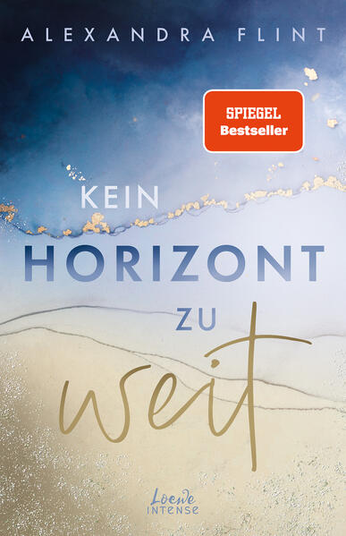 Das Buch ist bei deiner Buchhandlung vor Ort und bei vielen Online-Buchshops erhältlich! Sie ist sein Leuchten. Er ihr Horizont. Fünf Jahre sind vergangen, seit Leni Raffael zum letzten Mal gesehen hat. Fünf Jahre, seit er bei einem Brand Vater und Bruder verlor. Doch jetzt ist Rafe zurück auf Sylt, um den Wiederaufbau des Familienhotels zu überwachen. Und ausgerechnet die Werft, in der Leni ihre Ausbildung zur Schiffsbauerin macht, ist an dem Projekt beteiligt. Allerdings wird schnell klar, dass Rafe weder mit Leni noch der Insel etwas zu tun haben will. Warum also ist da noch immer dieses vertraute Kribbeln? Herz gegen Verstand „Egal, wie tödlich sein Blick auch sein mochte, mein dummes, kleines Herz fokussierte sich noch immer sofort auf ihn, sobald er in unmittelbarer Nähe war. Genau wie vor fünf Jahren. Obwohl ich wusste, wie dämlich das war. Obwohl er mir den schlimmsten Liebeskummer meines Lebens verpasst hatte. Und obwohl absolut nichts mehr von der alten Wärme in seinen Zügen lag, in die ich mich damals so hoffnungslos verliebt hatte. Aber wie hieß es so schön? Gegen das naive, kaputte Herz war selbst der schärfste Verstand absolut machtlos." „Was für eine mitreißende und emotionale Second-Chance-Romance! Die Liebe von Leni und Raffael ist so stürmisch wie der Ozean und so sanft wie das Meeresrauschen. Ich hatte Herzklopfen auf jeder Seite.“ SPIEGEL-Bestsellerautorin Lilly Lucas Die Tales of Sylt-Reihe von Alexandra Flint Mit ihrem berührenden New Adult-Roman Kein Horizont zu weit schafft SPIEGEL-Bestsellerautorin Alexandra Flint eine ergreifende Second-Chance-Romance - über die erste große Liebe, Freundschaft, Trauer und den Mut, einen Neuanfang zu wagen. Dabei zeichnet sie ein atmosphärisches Bild von der wunderschönen Nordseeinsel Sylt, das sofort Sehnsucht nach Meer, Strand und Urlaub weckt. Herzklopfen und Romantik garantiert! Klimaneutrales Produkt - Wir unterstützen ausgewählte Klimaprojekte!