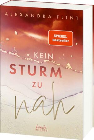 Das Buch ist bei deiner Buchhandlung vor Ort und bei vielen Online-Buchshops erhältlich! Verloren in den Wellen finden sie sich im Sturm. Elisas Leben ist das reinste Chaos: Nach einem Skandal fliegt sie aus dem Schwimmteam ihrer Uni und ihr Medizinstudium steht auf der Kippe. Kurzerhand flieht sie daher von Australien in ihre einstige Heimat Sylt - wo sie ausgerechnet Jonah Falk begegnet. Der Profikiter stürzt sich selbst beim heftigsten Sturm in die Wellen und hat auf der Insel nicht gerade den besten Ruf. Doch Elisa wird das Gefühl nicht los, dass hinter Jonahs waghalsiger Art mehr steckt … Die stürmische Fortsetzung der Tales of Sylt In Kein Sturm zu nah zeigt SPIEGEL-Bestsellerautorin Alexandra Flint, wie wichtig es ist, den eigenen Weg zu finden und hinter die Fassade zu schauen. Eine mitreißende Liebesgeschichte auf der wunderschönen Insel Sylt - mit zwei Protagonist*innen, die stürmischer sind als die Nordsee selbst. Prickeln garantiert! Klimaneutrales Produkt - Wir unterstützen ausgewählte Klimaprojekte!