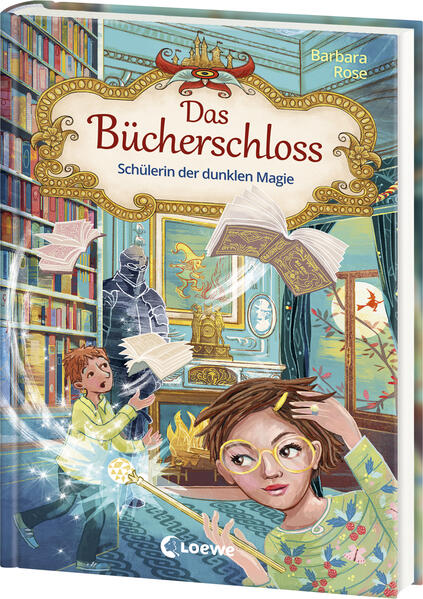 Auf ins Donnerknattertal! Becky Librum ist mit ihrem Vater in ein echtes Schloss gezogen, in dem sie ein geheimes Stockwerk mit einer riesigen Bibliothek entdeckt. Und nur Becky kann die Bücher davor retten, für immer zu Staub zu zerfallen. Es gibt Ärger in der Bücherwelt: Rumpelstilzchen und seine Giftzwerge haben Malinas Zauberbuch gestohlen! Von diesem Buch geht große Gefahr aus, wenn es in falsche Hände gerät. Blechritter Ferdinand begleitet Becky und ihre Freunde ins gespenstische Donnerknattertal, wo sich Rumpelstilzchen verstecken soll. Doch dort begegnen sie zunächst unheimlichen Geistern, Drachen und dem Zauberer Ignaz, der sich mit dunkler Magie besonders gut auskennt … Band 6 der wundervoll- magischen Abenteuerreihe! In dieser packenden magischen Abenteuerreihe erlebt ein starkes Mädchen nicht nur den Umzug in ein Schloss, sondern auch das größte Abenteuer ihres Lebens: Sie soll die magische Welt der Bücher retten! Wunderbar eigenwillige magische Wesen, sprechende Tiere und ihr bester Freund stehen der mutigen Protagonistin zur Seite. Mädchen und Jungs ab 8 Jahren werden begeistert sein. Spannend und fantasievoll erzählt ist dies auch dank wunderbar atmosphärischer Illustrationen. Ein Buch zum Eintauchen. Der Titel ist auf Antolin gelistet.