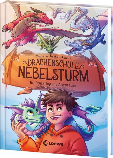 Drachen, Magie und ein großes Abenteuer! Auf Drachen reiten, Kämpfen und Feuer speien das alles lernen Kinder und Drachen in der Drachenschule Nebelsturm! Milan ist neu an diesem magischen Ort und ahnt, dass hier spannende Dinge auf ihn warten … Willkommen in der Drachenschule Nebelsturm Bisher war Milan mit seiner außergewöhnlichen Gabe ein Außenseiter: Er kann Drachen sehen. An der Drachenschule ist er damit endlich nicht mehr allein. Und das ist gut so. Denn als die Schule von Eindringlingen bedroht wird, müssen Milan und seine neuen Freunde zusammenhalten. Werden sie sich und die Schule retten können? Der atemberaubende Auftakt einer brandneuen Kinderbuch-Reihe Beliebtes Thema Drachen Auftakt einer neuen Reihe Perfekt für geübte Leseanfänger Spannende, actionreiche Geschichte mit hohem Lesetempo Für Jungs und Mädchen ab 7 Jahren Viele farbige Illustrationen im Comic-Stil Geeignet zum Vorlesen und ersten Selberlesen Leicht lesbare Schrift Einfache Sprache Geschichte über Freundschaft, Zusammenhalt und Mut Hochwertiges Hardcover mit Quizfragen auf Antolin Ausgezeichnet als boys & books Top-Titel