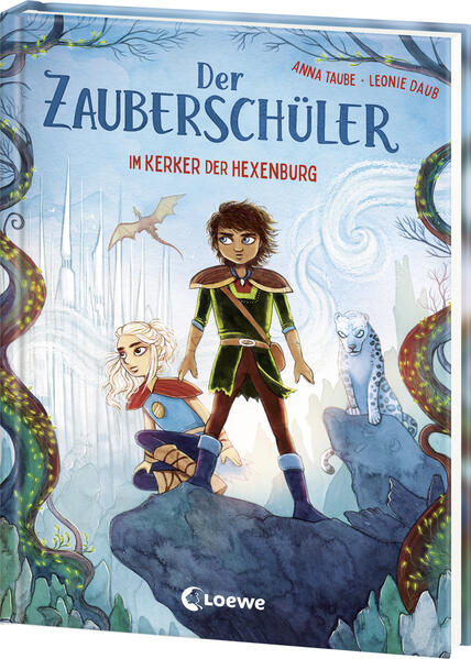 Das Buch ist bei deiner Buchhandlung vor Ort und bei vielen Online- Buchshops erhältlich! Gemeinsam für die Zauberberge! Zauberschüler Flo und seine Freunde haben es geschafft: Der Zauberwald ist gerettet! Doch nun steht ihnen das nächste Abenteuer bevor in den Hohen Bergen. Flos atemberaubende Abenteuer in der Welt der Hohen Bergen Der fiese Hexenmeister Basil Humbuck hat den Drachen ihre Magie geraubt. Jetzt wollen Zauberschüler Flo und seine Freunde sie endlich zurückholen. Aber dafür müssen sie in die Hohen Berge fliegen. Zur Hexenburg, wo Humbuck die Magie versteckt hat. Und wo Flo Hinweise zu seinen vermissten Eltern vermutet. Doch in der Burg lauern unzählige Fallen. Und ein schreckliches Geheimnis … Spannende High Fantasy Auftakt der zweiten Staffel Coole Erstlesereihe Actionreiche Abenteuer Für Jungs und Mädchen ab 7 Jahren Viele tolle bunte Illustrationen Geeignet zum Vorlesen und ersten Selberlesen Kurze Kapitel mit leicht lesbarer Schrift Über Magie, Freundschaft, Mut und Selbstbewusstsein bei Kindern mit Quizfragen auf Antolin