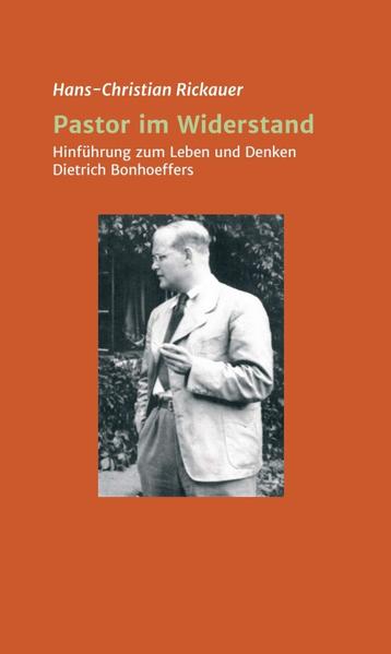 Dietrich Bohoeffer hat als Christ und Theologe mit großer Konsequenz dem Nationalsozialismus Widerstand geleistet. Vielen Menschen gilt er bis heute als Glaubensvorbild. Wer war dieser Mann? Christlicher Märtyrer des 20. Jahrhunderts? Hochbegabter Theologe, der über seine Zeit hinaus der Theologie wichtige Impulse verlieh? Gewaltbereiter Widerstandkämpfer, der als letztes Mittel ethisch auch die Tötung des Diktators Adolf Hitler bejahte? Ohne Zweifel sind bei ihm Leben und Denken in besonderer Weise verflochten. Seine Theologie ist durchdrungen von den Erfahrungen des eigenen Lebensweges. Das vorliegende Heft versteht sich bewußt als "Hinführung." Es will in knapper Form mit seiner Biographie und der Entwicklung seines theologischen Denkens bekanntmachen. Zugleich ist es seine Absicht, den interessierten Leser anzuregen, weiterzufragen.