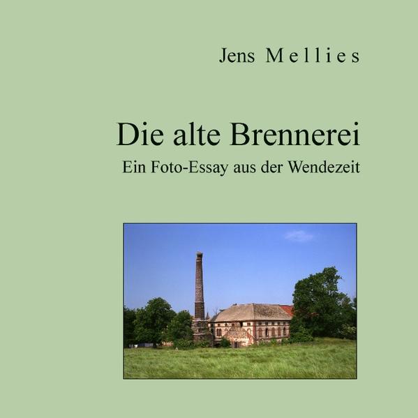 Anfang der 1990er Jahre, nach der Wende, war man in Aufbruchsstimmung im Osten, es war eine ziemlich hektische Zeit. Aber es gab auch gelegentlich stille Oasen fern allem Trubel. Solch einen, noch ein wenig in der alten Zeit verhafteten Ort fand der Autor - ein 'Wessi' - in der Lausitz und machte aus der Begegnung dieses Foto-Essay.