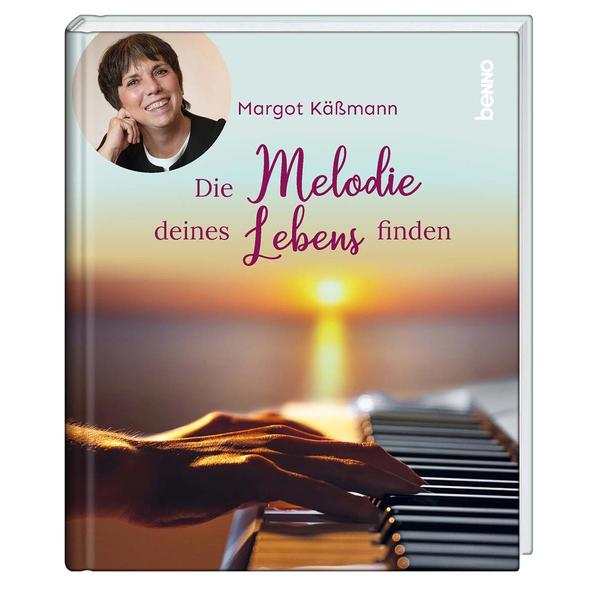 Margot Käßmann liebt die Musik. Wo und wie diese ihr Leben auf den wichtigsten Stationen tief berührt hat, beschreibt die Theologin persönlich in diesem Geschenkbuch. 14 Lieblingslieder, beliebte, aber auch überraschende Pop-, Klassik- und Kirchenlieder von den Beatles, Felix Mendelssohn-Bartholdy oder Paul Gerhardt, die ihren Glauben, ihre Überzeugungen und Träume geprägt haben, sie durch Höhen und Tiefen begleitet haben, stellt Margot Käßmann hier vor. Eine herzliche Einladung, nicht nur in die kleine musikalische Autobiografie der Autorin »hineinzuhören«, sondern auch auf eine eigene Spurensuche zu gehen: Welche Melodien und Freuden bringen das eigene Leben zum Klingen? Finden Sie Ihre eigene Lebensmelodie und lauschen Sie den schönen Seiten! • die Lieblingslieder der bekannten Autorin und Theologin Margot Käßmann • elegant mit Schweiß-Weiß-Fotografien von Instrumenten bebildert • ermutigend und inspirierend