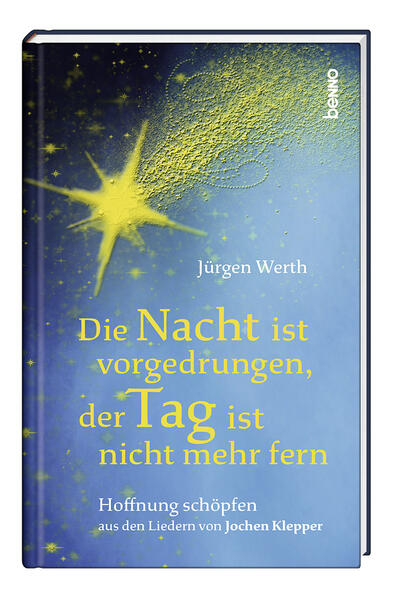 • 6 hoffnungsfrohe Liedmeditationen zu Jochen Klepper • vom bekannten Autor und Liedermacher Jürgen Werth • Veränderte Weihnachtsausgabe des Bestsellers »Er ist mir täglich nahe« "Der du die Zeit in Händen hast", "Ja, ich will euch tragen", "Ich liege, Herr, in deiner Hut"-diese und viele weitere Zeilen klingen noch lange in Ohr und Herz nach. Der beliebte Autor und Liedermacher Jürgen Werth spürt in diesem Buch den bekanntesten und schönsten Liedern seines Kollegen Jochen Klepper nach. Seine persönlichen Gedanken, verwoben mit dem Entstehungskontext des Lieds und seinem geistlichen Gehalt, werfen ein neues Licht auf die sowohl bei katholischen als auch evangelischen Christen vielgesungenen Texte. Ein Buch zum lauschenden Innehalten und Kraftschöpfen. Die Lieder im Buch: • Die Nacht ist vorgedrungen* • Du, Kind, zu dieser heiligen Zeit* • In jeder Nacht, die mich bedroht* • Mein Gott, dein hohes Fest des Lichts* • Neu: Schon bricht des Tages Glanz hervor • Neu: Sieht nicht an, was du selber bist * aus dem Buch »Er ist mir täglich nahe« ISBN 978-3-7462-6163-8