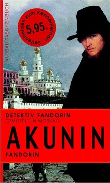 Moskau 1876: Im Alexandergarten erschießt sich ein Student aus unerklärlichem Grund. Ähnliche Fälle scheinen sich in letzter Zeit in Moskau und Petersburg zu häufen. Steckt vielleicht doch mehr dahinter als der Lebensüberdruss einer missratenen Jugend? Denn seltsamerweise hinterlassen viele der Toten große Vermögen. Erast Fandorin, selbst jung, aus gutem Hause und noch ganz neu in der Schreibstube der Moskauer Polizei, vermutet, dass sich hinter all dem ein finsteres Geheimnis verbirgt. Und als er bei den ersten Ermittlungen vor einer Kaschemme beinahe erstochen wird, ist er fest davon überzeugt. Sein neuer Chef setzt viel Vertrauen in den ebenso klugen wie charmanten Fandorin und schickt ihn nach Paris und London auf die Suche nach einer wunderschönen, aber offenbar eiskalten Frau, die irgendwie in die Sache verwickelt zu sein scheint. Nie hätte Fandorin geahnt, welche Gefahren für Leib und Leben er auf dieser Reise zu bestehen hat. Man verrät ihn, verfolgt ihn, versucht ihn zu ermorden. Doch wer ist es, der seine Nachforschungen behindert und ihm nach dem Leben trachtet? "Die Geschichten sind prall gefüllt mit Liebe und Eifersucht, Mord und Totschlag, Doppelspielen und Weltverschwörungen." FAZ "Ein absolut kultverdächtiger Historienheld." Brigitte