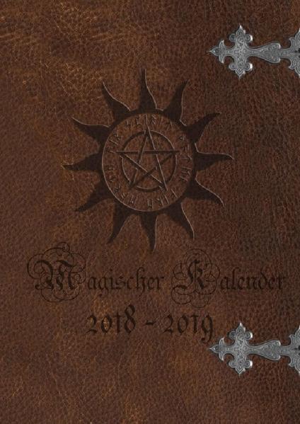 Mit Beginn des neuen Hexenjahres am 1. November steht dir dieser Kalender als magischer Begleiter von Samhain 2018 bis Samhain 2019 treu zur Seite und bewahrt deine Gedanken, Ideen, Wünsche und Zauber für dich in seinem liebevoll gestalteten Inneren auf. Er beinhaltet alles Wichtige, um dein persönliches Hexenjahr perfekt zu planen. Dieser magische Hexenkalender beinhaltet zusätzlich zum Jahreskalender (Samhain 2018 Samhain 2019): zwei weitere Monate (November bis Dezember 2019) einen Jahreskalender 2018 2019, einen Ferienkalender 2018 2019 (Deutschland), einen Saisonund Sammelkalender einen Übersichtskalender mit den Mondphasen 2018 2019 exakte Uhrzeiten von Vollmond, Neumond, zunehmendem und abnehmendem Mond genaue Termine der Sabbate Samhain, Jul, Imbolc, Ostara, Beltane, Litha, Lammas sowie Mabon einen Bereich für deine Notizen, Gedanken und Adressen einen Abschnitt für deine Rauhnächte einen Überblick Tierkreiszeichen (u. a. indianische und keltische Totems) einen Rückblick auf das vergangene Jahr eine Vorschau auf das kommende Jahr sowie einige Rezepte. Mit seiner angenehmen Hardcover- Größe von 14,8 cm x 21,0 cm ist der magische Kalender handlich und praktisch zugleich und stets griffbereit. Blessed be!