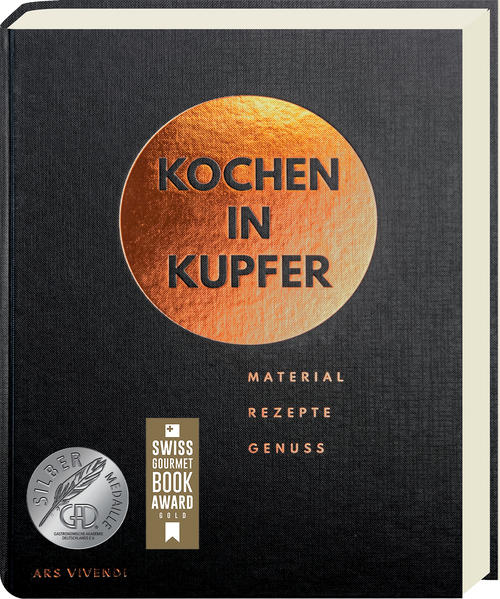 Von der GAD (Gastronomische Akademie Deutschland) als besonders empfehlenswertes Buch mit der Silbermedaille ausgezeichnet. Swiss Gourmet Book Award 2021 Gold Professionell kochen in der heimischen Küche? Kupfer ist das Material, auf das Profiköche schwören, denn es sieht nicht nur edel aus, sondern birgt auch reichlich Vorzüge: dazu zählen beste Wärmeleitfähigkeit, da sich die Temperatur im Kupfertopf gleichmäßig verteilt, eine antibakterielle Wirkung, die Langlebigkeit des Materials und katalytische Eigenschaften, welche z. B. das Einkochen von Marmelade ohne Gelierzucker möglich machen. Kochen in Kupfer gibt einen umfassenden Überblick über alles, was man über das hochwertige Kochgeschirr wissen muss, räumt mit falschen Behauptungen auf und liefert wissenschaftliche Belege zu den physikalischen Prozessen beim Kochen mit dem Metall. Was im Kupfertopf am besten gelingt, zeigt sich im ausführlichen Rezeptteil mit 50 ausgewählten Gerichten - ein neues Standardwerk mit dem edlen Metall im Mittelpunkt. - Auch zu Hause kochen wie die Profis: perfekte Garzeiten, besonders schonend in der Zubereitung - 50 ausgewählte Rezepte: Was gelingt am besten im Kupfertopf - Großer Informationsteil: über das Material, die Herstellung von Kupfergeschirr, die richtige Hitzequelle