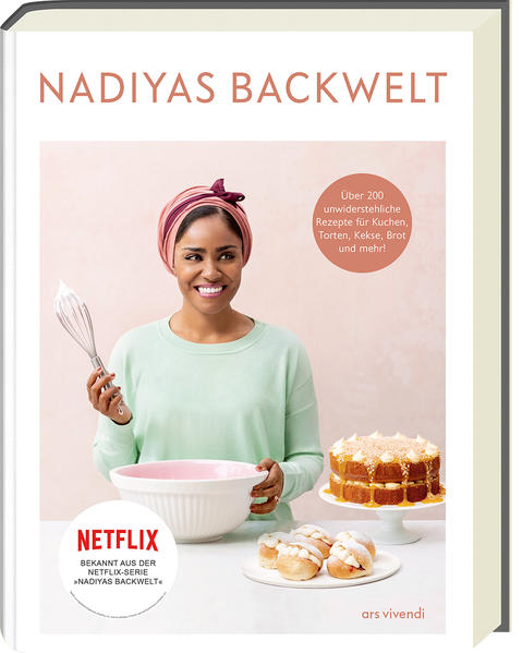 Nadiya liebt es zu backen! In ihrer gleichnamigen Netflix-Serie zeigt sie ihren Fans in jeder Folge neue süße und auch herzhafte Kreationen aus dem Ofen, die in diesem Backbuch nun nachzulesen sind. Innovative und trotzdem simple Kuchenrezepte wie Heidelbeer-Scone-Pizza mit Lavendel, festliche Torten wie die Mango-Kokos-Joghurt-Torte mit Buttercreme und knuspriges Kaffeegebäck wie Himbeer-Amaretti-Kekse wechseln sich ab mit herzhaften Ofengerichten wie Lachs-Dill-Focaccia oder Blumenkohl-Käse-Lasagne. Selbst Queen Elizabeth durfte sich schon einmal über einen Geburtstagskuchen von Nadiya freuen!