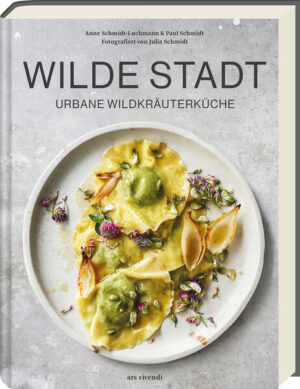 Raffinierte Rezepte mit wilden Kräutern und Pflanzen Außergewöhnliche Wildkräuterküche für anspruchsvolle Genießer In diesem Kochbuch präsentieren die Autoren über 80 exklusive Rezepte und Menüs für das ganze Jahr und geben viele Informationen über das Sammeln, Zubereiten und Essen von Wildkräutern. Miesmuscheln mit Queller und Quendel, Hopfenblätter im Bierteig oder Löwenzahnblüten-Parfait mit Bienenpollen: Das Autorenduo Anne Schmidt-Luchmann und Paul Schmidt beherrscht das Fine dining mit Wildkräutern perfekt. In ihrem Berliner Supper Club holen sich die Wildkräuterexpertin und der Hobbykoch immer wieder neue Inspiration für ihre Kreationen und bezaubern das städtische Publikum mit ausgefallenen Gerichten, in denen die Wildkräuter der Star sind. -vier Rezeptkapitel von Frühling bis Winter -mit Rezepten zu Kräutersalzen und -ölen, Eingemachtem und Sirupen -mit einer Einführung in die Besonderheiten der Wildkräutersuche in der Stadt