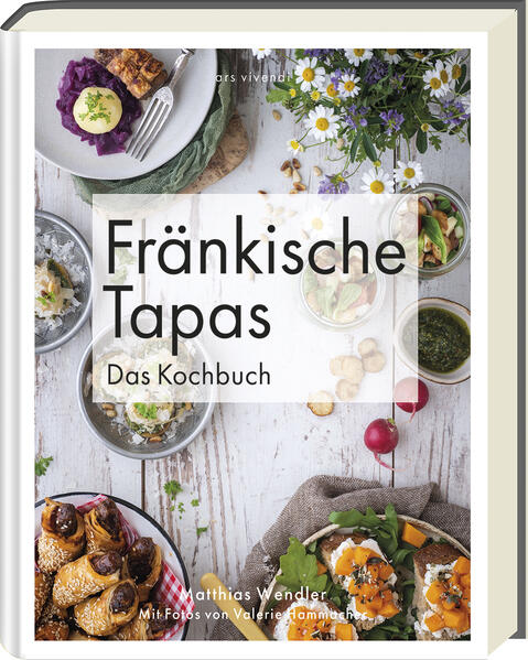 Spanien zu Gast in Franken: 60 Tapas-Rezepte mit fränkischen Einflüssen Tapas stehen für Geselligkeit und Lebensfreude - und das können auch die Franken! Matthias Wendler präsentiert mit diesem Kochbuch 60 innovative Tapas-Rezepte mit überwiegend fränkischen Zutaten. So warten Karpfenfilet-Fingers, Schäufele-Sliders, klassische Feuerspatzen und viele Dips und Beilagen darauf, bei der nächsten geselligen Runde geteilt zu werden. Und dank der drei Kategorien »gut vorzubereiten«, »schnell & einfach« oder »raffiniert« kann sich jeder seine Tapas-Kombination nach Belieben zusammenstellen. • süße und herzhafte Tapas-Rezepte mit vielen typisch fränkischen Zutaten: Karpfen, Bratwurst, Sauerkraut und Co. • 5 Rezeptkapitel: Fleisch, Fisch, Vegetarisch, Süß, Basisrezepte