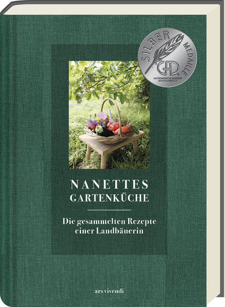 Mit Nanette durchs Gartenjahr - Die gesammelten Rezepte einer Landbäuerin Das wunderschön gestaltete Kochbuch mit Fotografien von Katharina Pflug gibt uns Einblicke in die traditionelle Hausmacherküche von Nanette Herz (1927–2018) einer Landbäuerin und Hauswirtschaftsmeisterin mit Leib und Seele. Bei ihr wurde nur das frischeste Obst und Gemüse aus dem eigenen Garten verarbeitet. Das was sie nicht verwerten konnte wurde eingekocht und in großen Gläsern für den Winter haltbar gemacht. In ihrem großen Garten baute sie alles an, was Platz fand: Bohnen, Salate, Tomaten, Gurken, Stachelbeeren, Kirschen … sie wusste über die Pflege jeder Pflanze bestens Bescheid, hielt sich strikt an Bauernregeln und die sogenannten Lostage und setzte sich stets dafür ein, alte Bräuche wie das Erntedankfest aufrechtzuerhalten. „Nanettes Gartenküche" beinhaltet mehr als 90 Rezepte mit dem Fokus auf saisonalem Obst und Gemüse. In den fünf Kapiteln ist somit für jede Jahreszeit etwas Passendes dabei: Mainzander im Salatbett sowie Rhabarber mit Himbeeren und Vanillequark für den Frühling, ein erfrischender Tomatensalat und Zweifarbiges Erdbeereis für die Abkühlung im Sommer, im Herbst dürfen wiederum fränkische Apfelkoteletts nicht fehlen und der Winter ist ohne Nanettes beliebte Walnussplätzchen nur halb so schön. Zudem bietet das Kapitel »Aus der Vorratskammer« neben vielfältigen Einmachrezepten spannende Tipps, um jegliche Obst- und Gemüsesorten haltbar zu machen. Dieses Kochbuch präsentiert ihre liebsten Rezepte aus dem Garten, gespickt mit vielen liebevollen Erinnerungen ihrer Familie. • traditionelle Hausmacher-Rezepte aus Omas Küche • 4 jahreszeitliche Kapitel und viele Rezepte zum Einkochen und Haltbarmachen • Anekdoten aus dem Familienalltag • mit kurzen Pflanzenportraits und hilfreichen Gartentipps • mit Extra-Kapitel zum Einmachen und Einkochen wie bei Oma