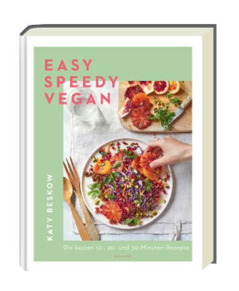 Das schnellste vegane Kochbuch: Rezepte von 10 bis 30 Minuten Einfache Zutaten, unkomplizierte Zubereitung Wer denkt, in zehn Minuten ließe sich keine vegane Mahlzeit zaubern, der kennt Katy Beskow nicht. Die Vegan-Queen zeigt mit ihrem neuen veganen Kochbuch, dass genau das möglich ist. In drei Kapiteln - 10, 20 und 30 Minuten - präsentiert sie gewohnt unkomplizierte fleischlose Rezepte mit den einfachsten Zutaten. Bevor sie jedoch zum Kochlöffel greift, verrät sie ihre besten Tipps und Tricks zum Zeitsparen sowie zur veganen Vorratshaltung in Kühlschrank und Speisekammer. Egal, ob veganer Anfänger oder Profi, Easy Speedy Vegan sollte in keinem Kochbuchregal fehlen! Beispielrezepte: -10 Minuten: Ananas-Ingwer-Smoothie, Gefüllte Nachos oder Kokos Chana Masala -20 Minuten: Rauchige Joghurtbowl, Tajine mit Falafeln oder Tortillataschen mit Schoko & Banane -30 Minuten: Beeren-Charlotte, Auberginen-Shakshuka mit Chilijoghurt oder Nudelsuppe mit Erdnussbutter