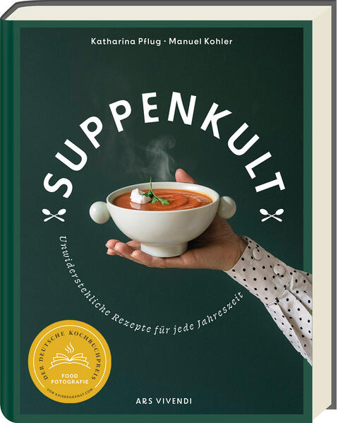 Köstliche Suppenrezepte aus der ganzen Welt - von herzhaft bis süß und von kalt bis warm Erfrischender Gazpacho, klassische Kartoffelsuppe, vietnamesische Phô oder süße Rhabarbersuppe - Suppenkult versammelt die beliebtesten Suppenrezepte aus nah und fern. Ob würzig oder süß, kalt oder warm, Koch Manuel Kohler und Fotografin Katharina Pflug haben für dieses wunderbare Kochbuch echte Suppenklassiker zusammengetragen, aber auch eigene Kreationen entwickelt, und präsentieren noch dazu viele Rezeptideen für Basisbrühen, Einlagen und Beilagen. Das Kochbuch ist in die vier Jahreszeiten Frühling, Sommer, Herbst und Winter aufgeteilt und zeigt, dass Suppen das ganze Jahr über auf dem Speiseplan stehen können.