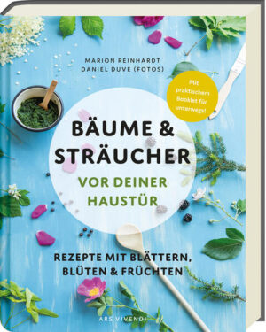 28 ausführliche Pflanzenporträts, u. a. mit Informationen zu Standort, Sammelzeit, Besonderheiten und Heileigenschaften Über 70 Koch- und Heilrezepte rund ums Jahr Mit praktischem Booklet zum Mitnehmen und Nachschlagen Marion Reinhardt, Kräuterpädagogin und Naturcoach, stellt in diesem Buch 28 alltägliche und weniger bekannte Bäume und Sträucher vor, deren Blätter, Blüten und Früchte das ganze Jahr über verwendet werden können. Sie gibt ausführliche Informationen dazu, wo sie zu finden sind, woran man sie erkennt und wann die unterschiedlichen Bestandteile gesammelt werden. So können auch Anfänger sofort beginnen und beim nächsten Spaziergang die Augen nach dem wilden Grün offen halten. Mit Rezepten wie Ahornblüten-Quark, Rote Gnocchi in Birkenbutter, Holunder-Risotto und Weidentinktur zeigt sie, wie man Blätter, Knospen, Blüten oder Beeren problemlos in Küche und Hausapotheke verwenden kann. Auch dank der ansprechenden Foodfotografie von Daniel Duve bekommt man gleich Lust, mit dem Sammeln und Kochen loszulegen! Kochen mit den Schätzen der Natur kann so einfach sein!