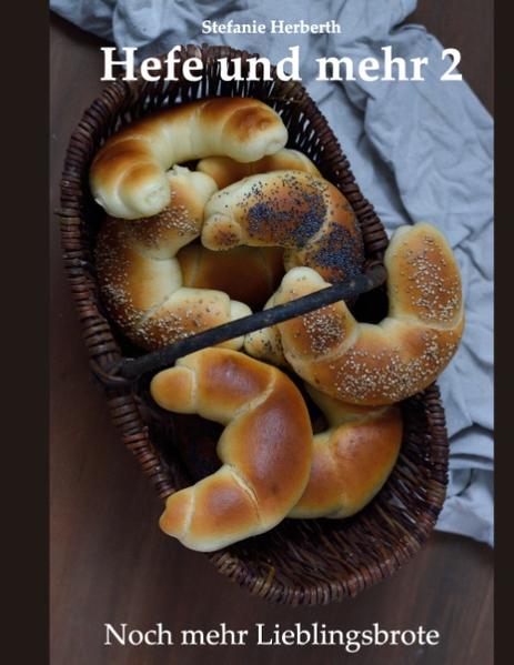 Nichts schmeckt unvergleichlicher als frisch gebackenes Brot oder Brötchen. Und es selbst zu backen ist einfacher als man denkt. In diesem Buch präsentiert die erfolgreiche Blogautorin Stefanie Herberth 84 ihrer liebsten Rezepte. Ob Dinkel, Weizen, Roggen oder die Urgetreide Emmer, Einkorn und Kamut - es ist für jeden Geschmack etwas dabei. Ein 69 Seiten starker Theorieteil erklärt vom Teigkneten bis zum Formen des Brotes alle wichtigen Handgriffe, gibt ausführlich Auskunft über die benötigten Zutaten und Materialien und Hilfestellungen zum Abändern von Rezepten. Zusätzlich erläutert die Autorin Wissenswertes zu den verschiedenen Spielarten der Sauerteigführung inklusive verschiedener Methoden, um den als Lievito madre oder süßen Starter bekannten milden italienischen Weizensauerteig herzustellen. Durch den praktischen Ringbuch-Einband bleibt das Buch in allen Küchensituationen aufgeschlagen liegen!